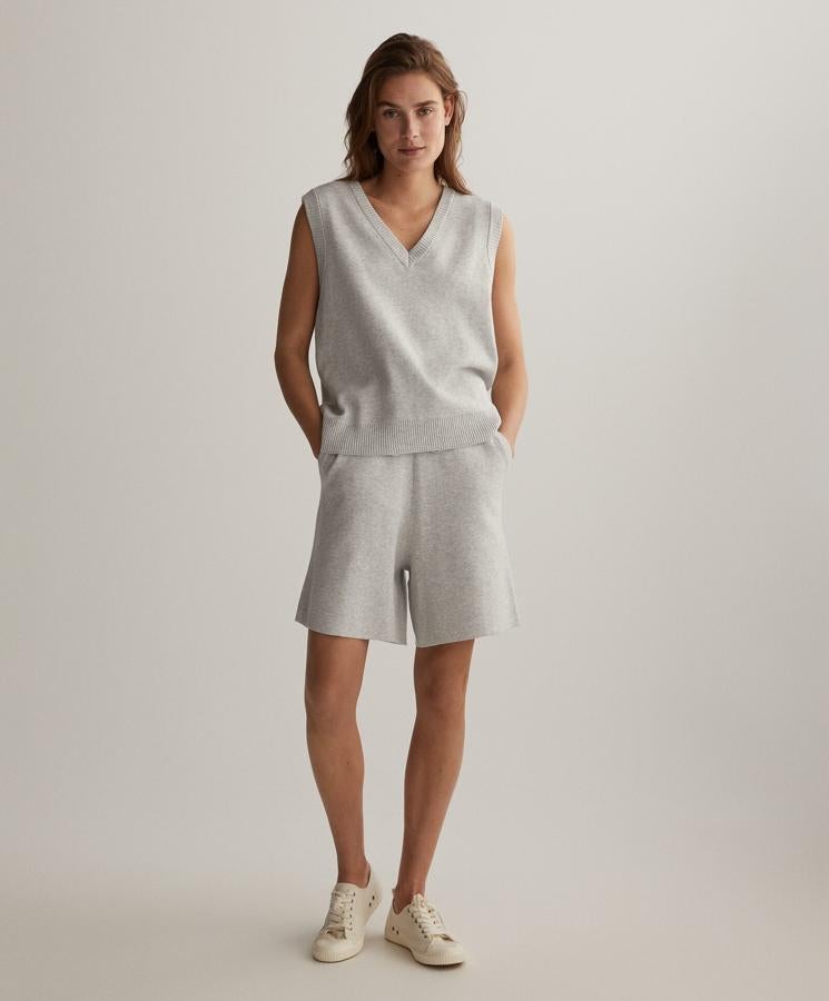 Disponible en gris claro o visón, este conjunto de punto cuenta con chaleco (25,99 euros) con cuello de pico y acabados de canalé y bermuda (25,99 euros) a juego con cintura elástica ajustable.