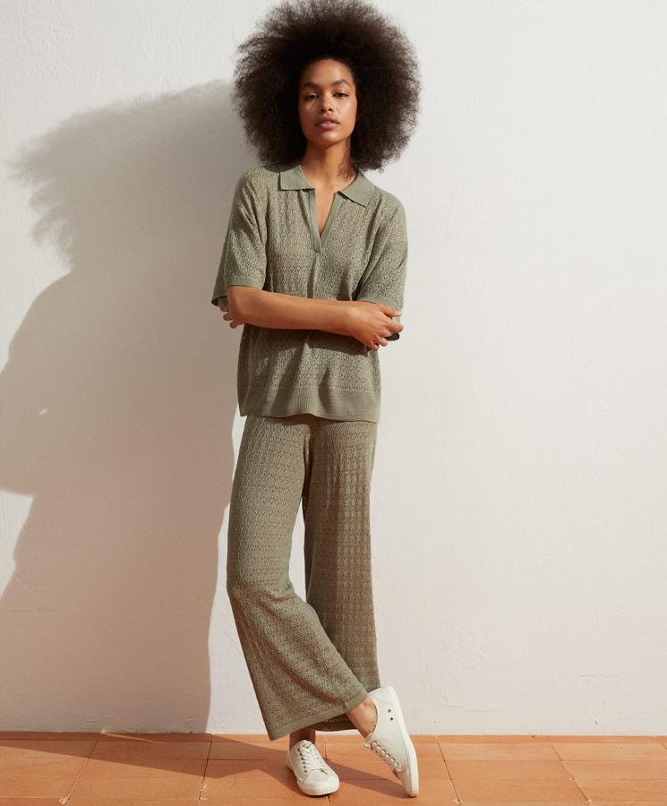En tejido de punto pointelle, este conjunto está disponible en verde o en rosa claro. Está formado por un polo (29,99 euros) de manga corta y un pantalón (35,99 euros) de pata ancha con cintura ajustable.