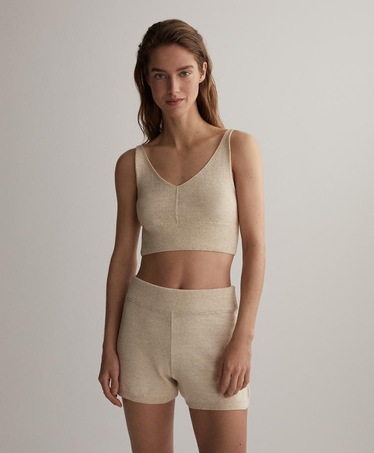 En color beige, este conjunto de punto cuenta con un short (25,99 euros) con cintura elástica ajustable mediante goma y un top (19,99 euros) corto de tirantes con escote en V en la parte delantera y trasera.