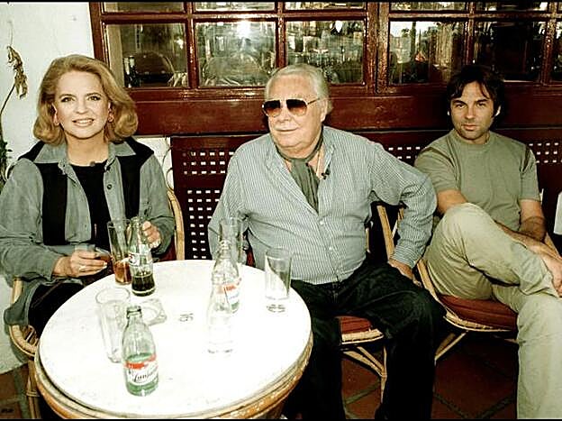 Ira von Fürstenberg junto a su primer marido y uno de sus hijos.