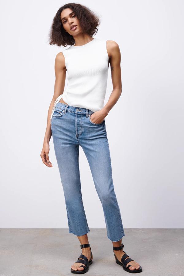 En color azul claro, estos jeans slim fit de turo alto y con efecto lavado cuenta con bajo acabado en línea evasé y tienen un precio de 29,95 euros. Son de Zara.