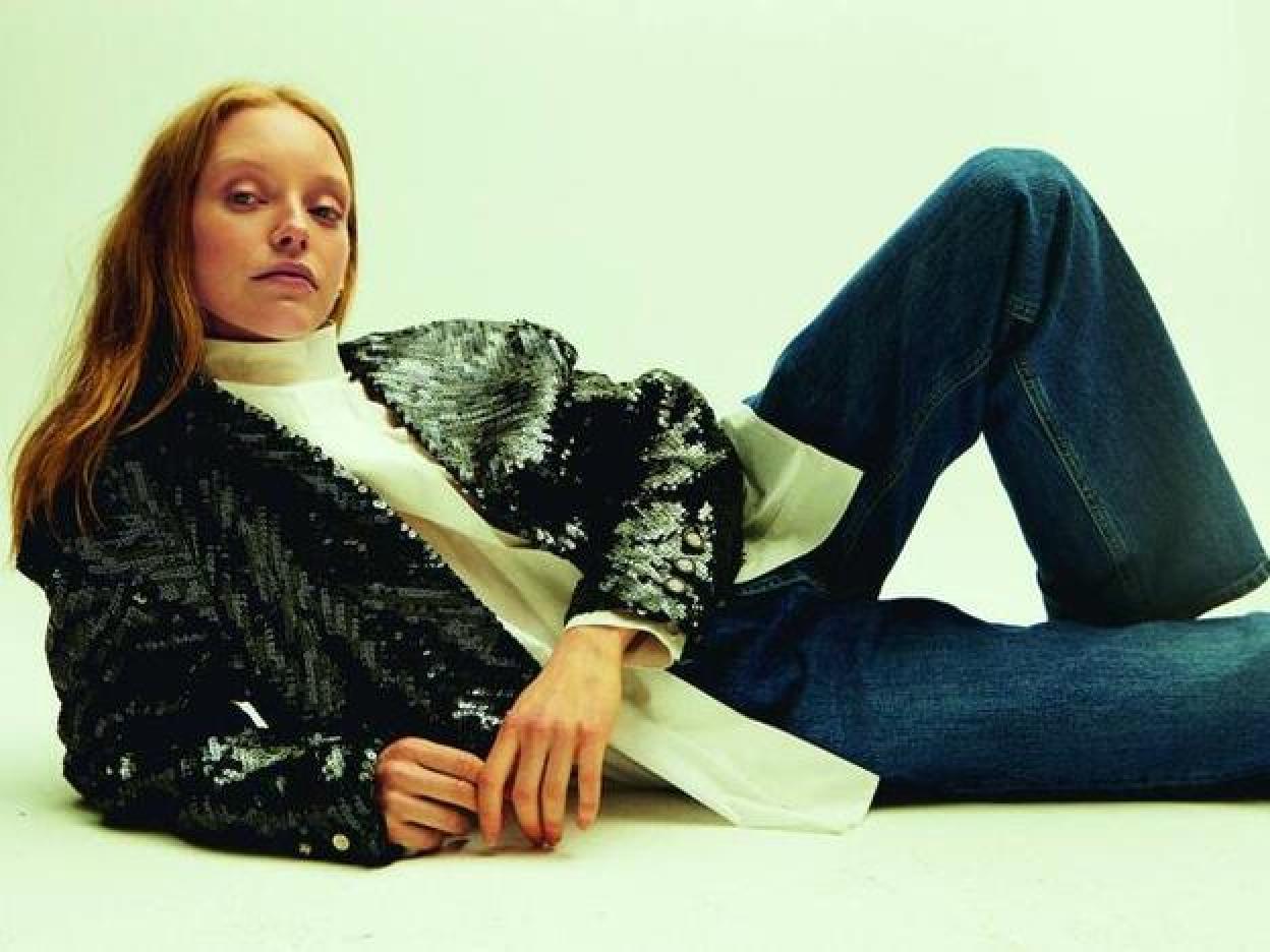 Chaqueta de Chanel, blusa de Adolfo Domínguez, pantalones de Uterqüe y pendientes de Aristocrazy. Estilismo: Cristina PÉREZ HERNANDO