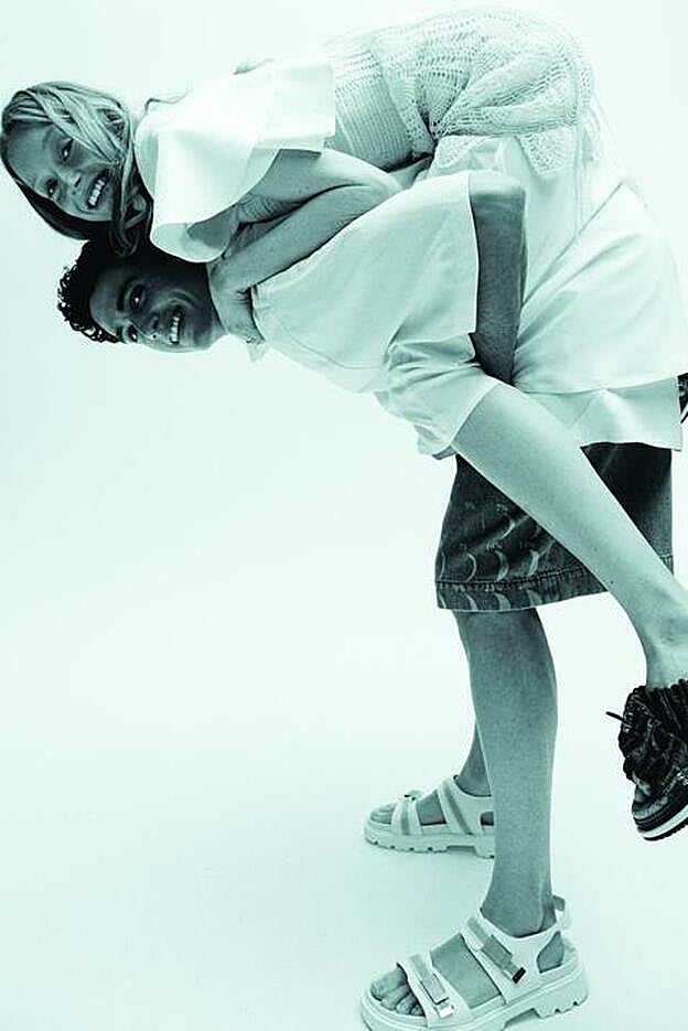 La top holandesa Jeske van der Pal lleva vestido de Loewe y sandalias de Hogan. El top model español Xavier Serrano, camisa y bermudas de Loewe, y sandalias de Boss.