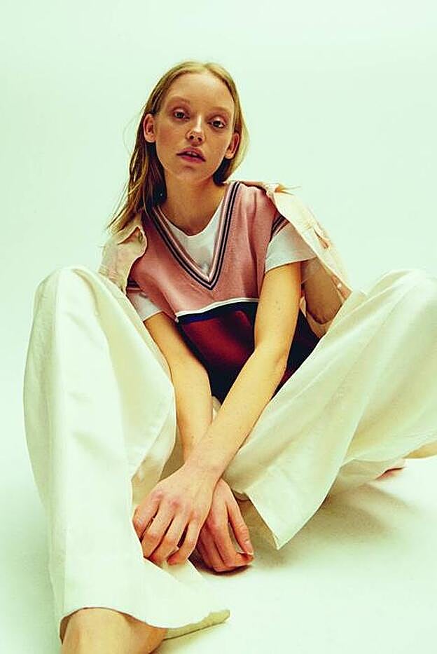 Jeske posa con cazadora de Replay, chaleco de Plan C, camiseta de Uterqüe y pantalón de Louis Vuitton.