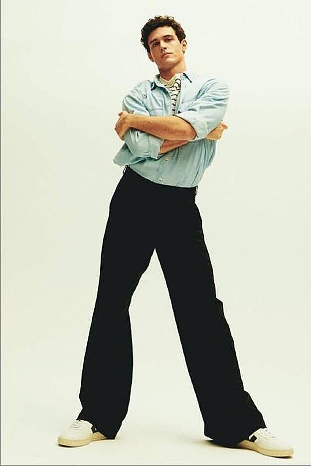 Xavier luce camisa vaquera de Levi’s, camiseta de Boss, pantalones de Emporio Armani y zapatillas de Veja.