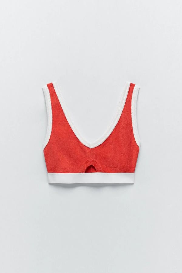 Disponible en rojo o en azul marino, este top corto con escote de pico y tirantes anchos está confeccionado en tejido efecto toalla y tiene un precio de 7,99 euros (antes 15,95 euros).
