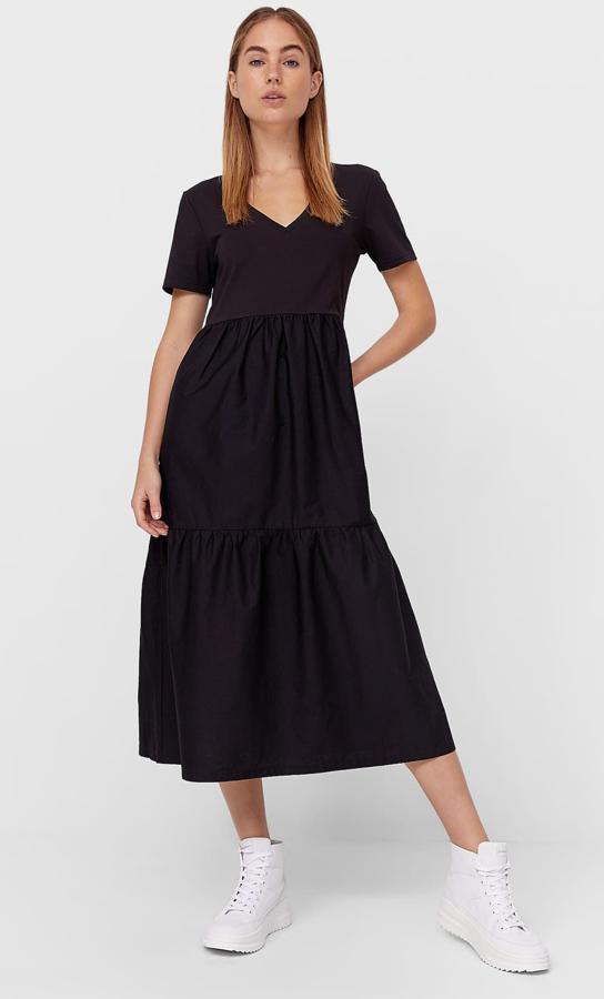 Disponible en negro o en blanco, este vestido midi de manga corta y escote de pico cuenta con volantes en el bajo y tiene un precio de 17,99 euros. Es de Stradivarius.