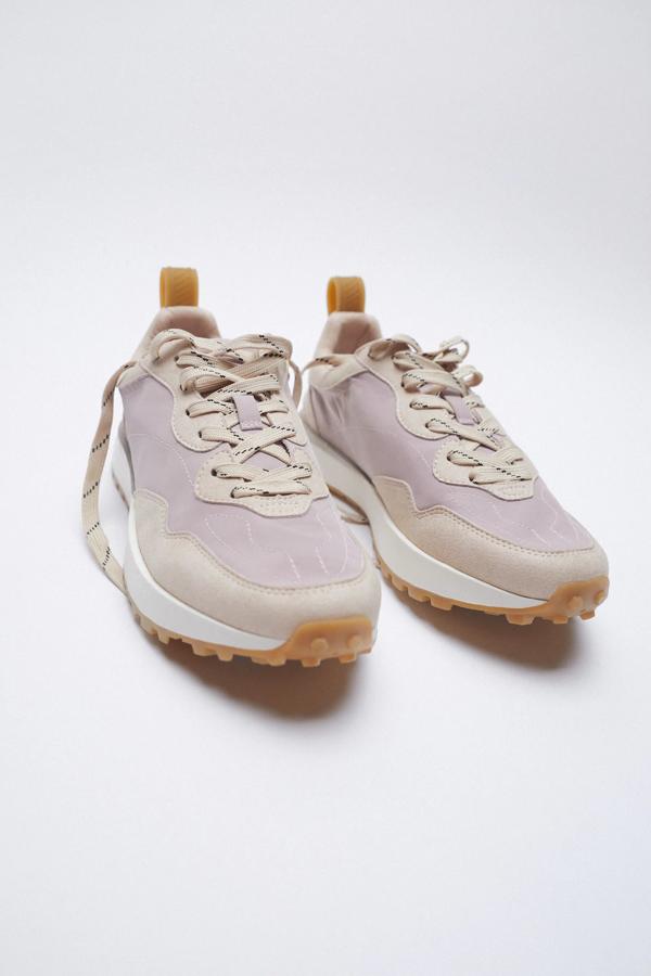 Disponibles en malva o en amarillo, estas zapatillas deportivas en combinación de materiales y con cordones tienen un precio de 19,99 euros (antes 29,95 euros).