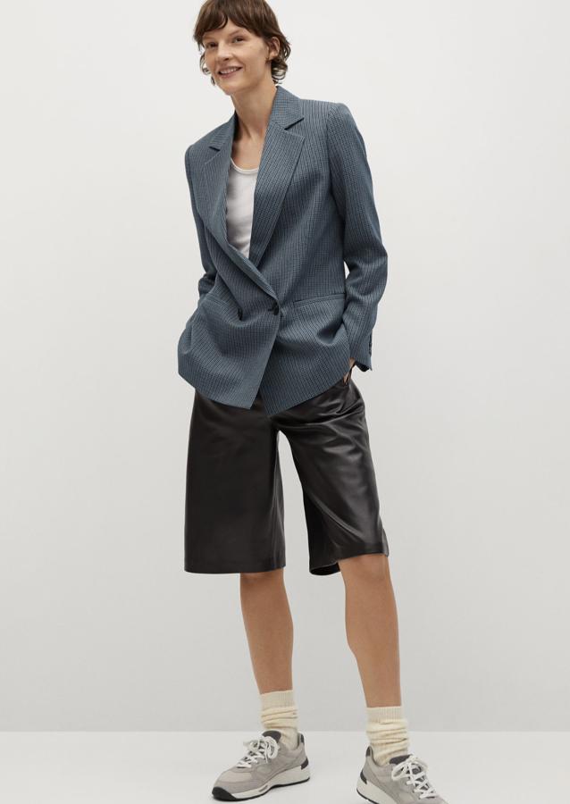 Con estampado de cuadros en color azul, esta americana larga cruzada con bolsillos laterales y cierre de botones en la parte delantera tiene un precio de 29,99 euros (antes 49,99 euros).