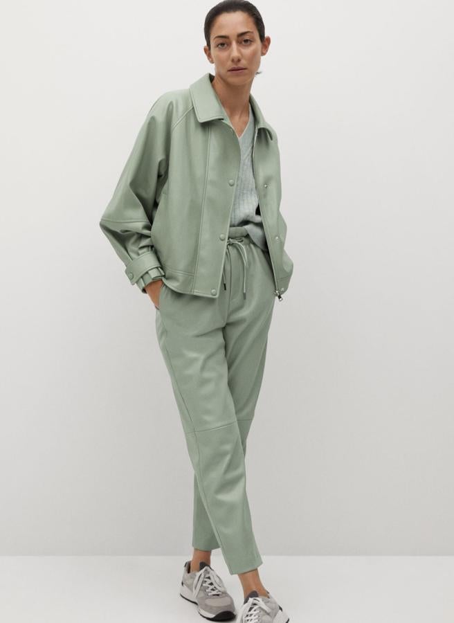 Esta chaqueta de efecto piel de color verde pastel con diseño abullonado y cierre de botones en la parte delantera tiene un precio de 29,99 euros (antes 49,99 euros).