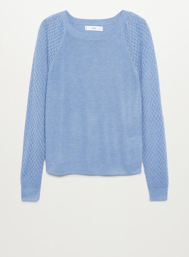 Este jersey de punto fino en color azul y detalles calados cuenta con cuello redondo y tiene un precio de 15,99 euros (antes 19,99 euros).