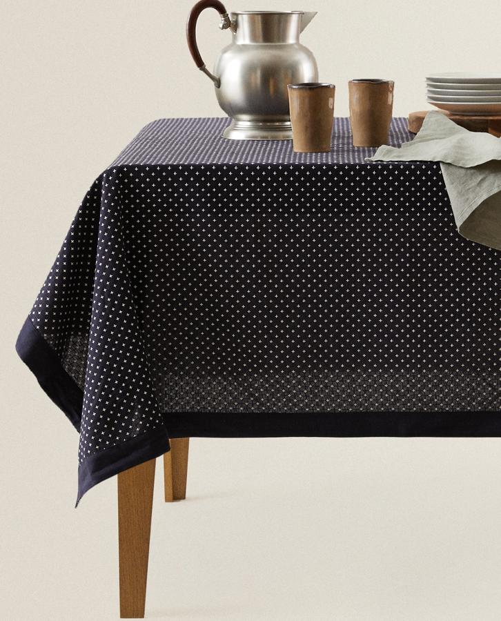 Confeccionado en algodón de color azul con detalle de mini cruces bordado, este mantel tiene unas medidas de 150x200 centímetros y un precio de 39,99 euros.