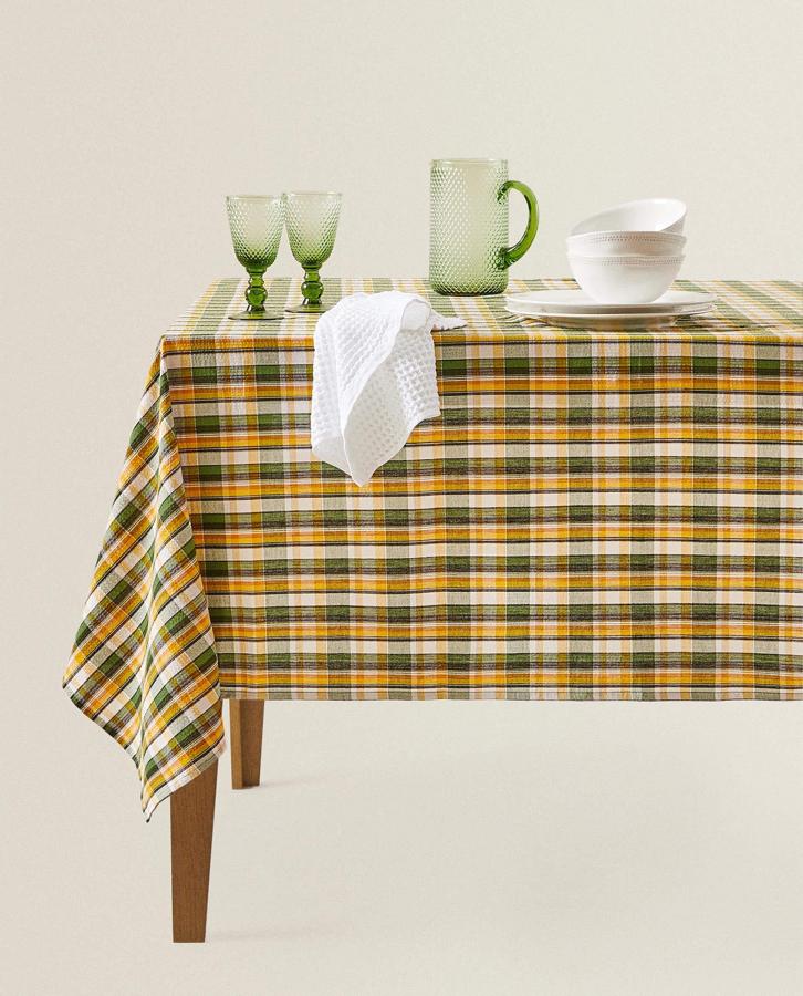 Con estampado de cuadros en amarillo y verde, este mantel en algodón de 150x200 centímetros.