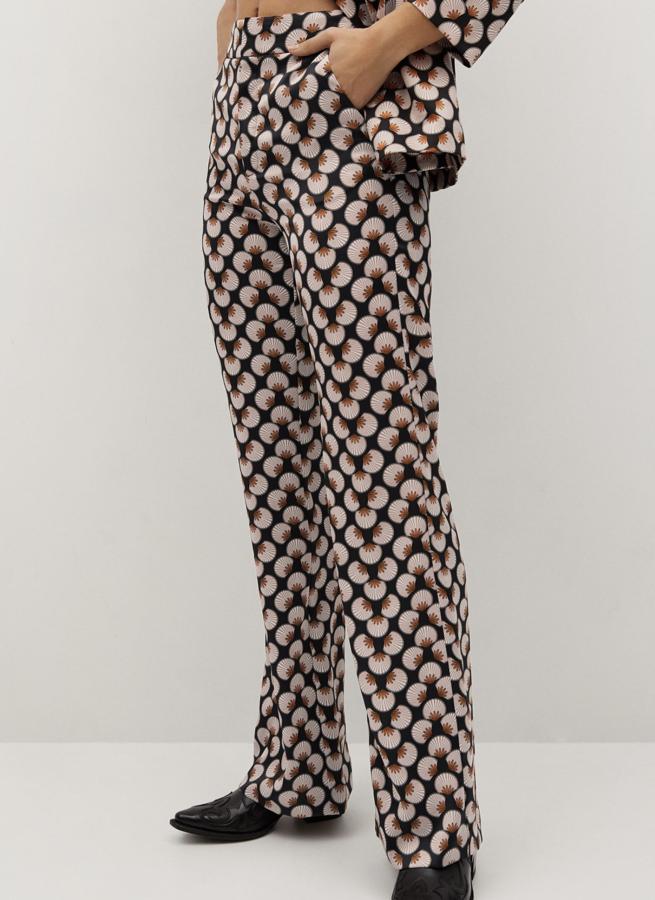 Con diseño acampanado y bolsillos laterales, este pantalón estampado de diseño recto y forro interior tiene un precio de 29,99 euros (antes 39,99 euros).