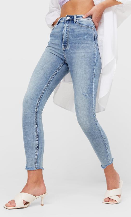 De tiro alto y detalle de rotos, estos jeans ajustados con bajos desflecados y confeccionados en un tejido ligeramente elástico tienen un precio de 19,99 euros.