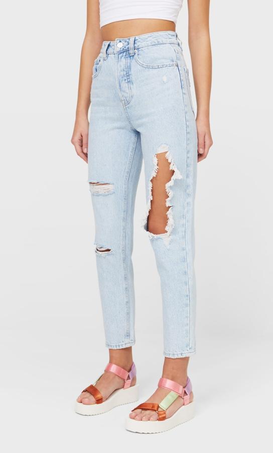 Disponibles en varios tonos de azul, estos jeans mom fit con rotos en la parte delantera y cintura alta tienen un precio de 25,99 euros.