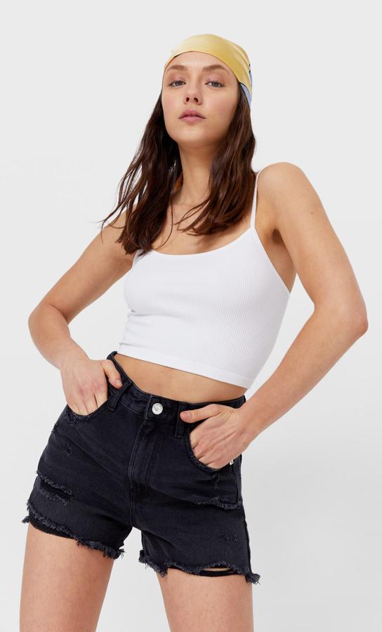 En color gris oscuro aunque con varios tonos disponibles, estos shorts de tiro alto con bajo deshilachado y rotos tienen un precio de 19,99 euros.