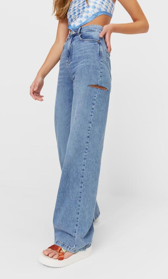 De tiro alto y cinco bolsillos, estos jeans wide con pernera ancha tienen un precio de 29,99 euros.