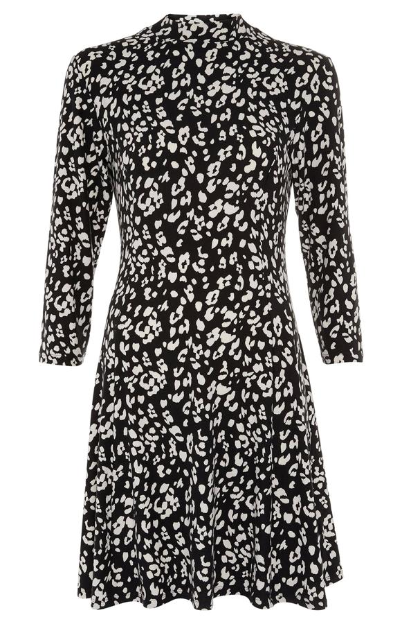 En blanco y negro, este vestido de manga larga y vuelo en el bajo tiene un precio de 8 euros.