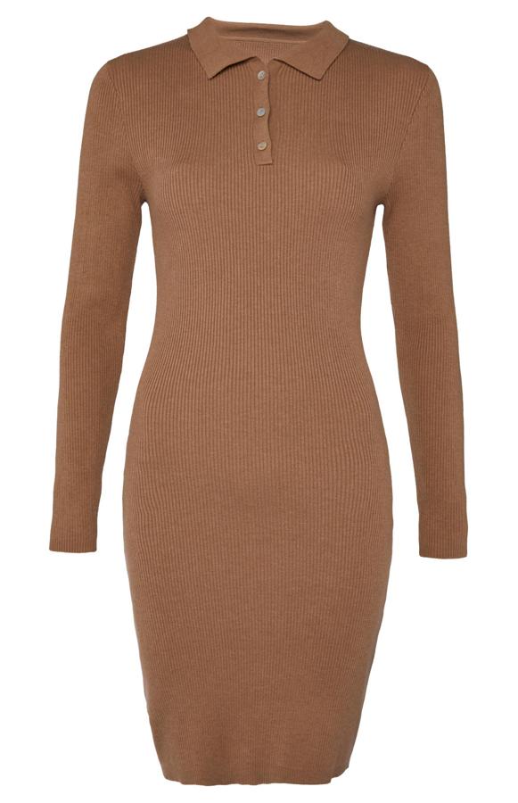 En color camel y con cuello de polo, este vestido ajustado con manga larga tiene un precio de 16 euros.