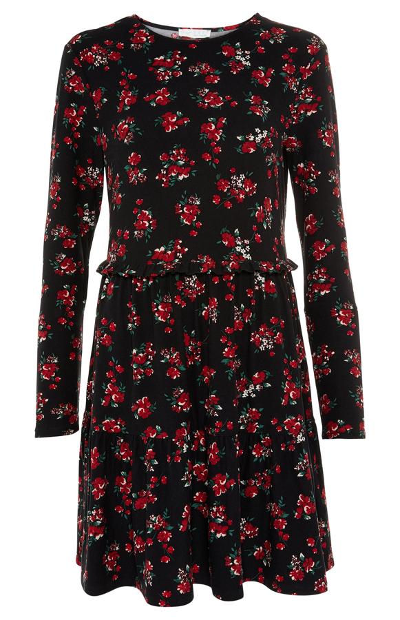 De color negro y con estampado floral en rojo, este vestido midi en tejido suave de manga larga tiene un precio de 11 euros.
