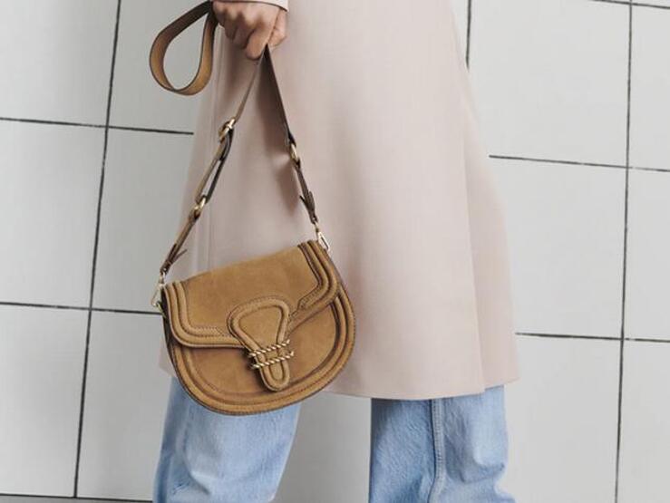 Fotos: Siete bolsos que se salen de los materiales tendencia pero vas a querer combinar con todos tus looks primaverales