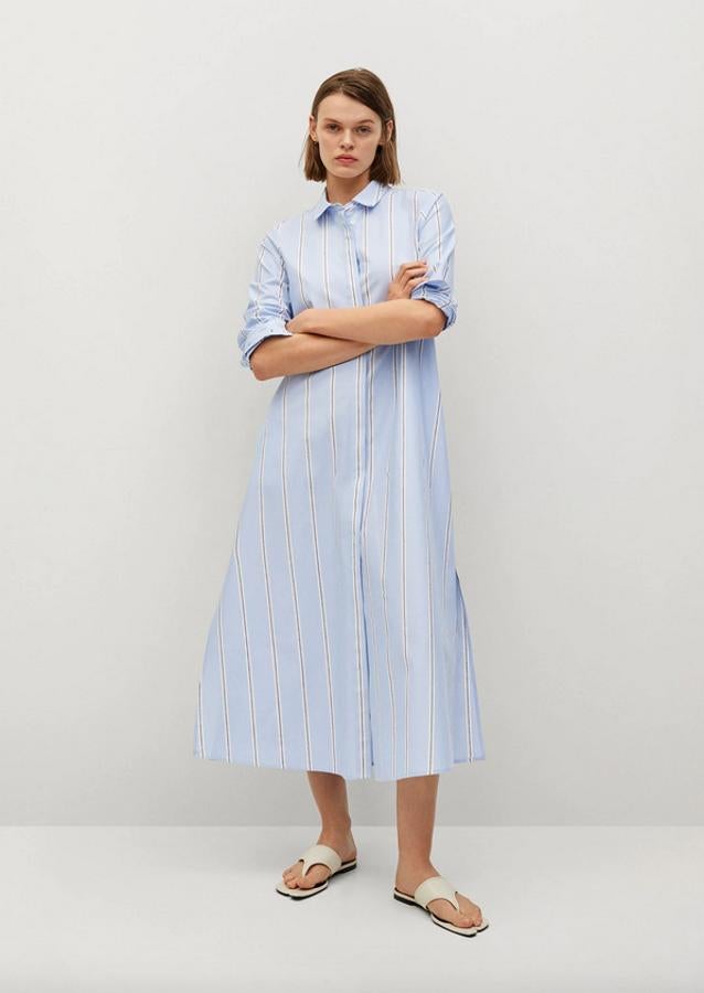 Este vestido camisero de Mango con diseño largo acampanado está confeccionado en popelín de algodón y viene con estampado de rayas viene con cuello camisero, mangas largas y cierre frontal de botones. Disponible entre las tallas XS y XL, cuesta 39,99 euros.