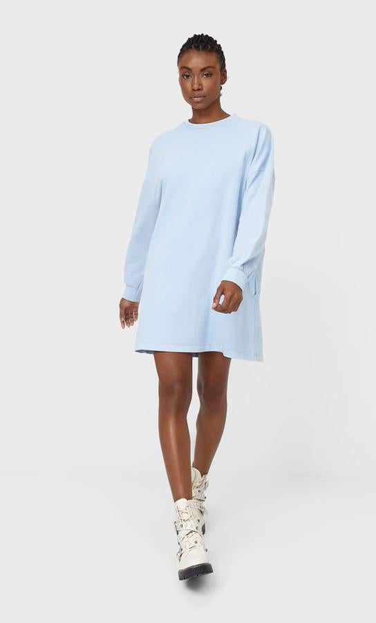 Diseño corto con cuello redondo y manga larga para este vestido de felpa de Stradivarius con acabados en rib y un precio de 15,99 euros. Está disponible entre las tallas XS, S y L únicamente.