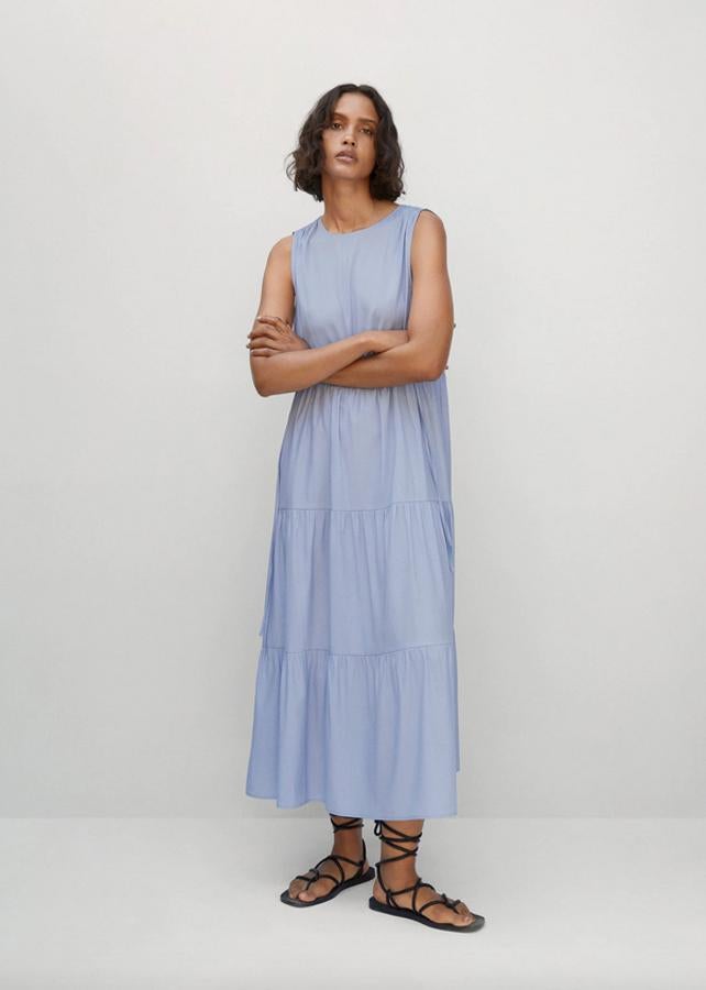 Confeccionado en poliéster reciclado, este vestido fluido de Mango con diseño acampanado largo con volantes viene con cuello redondo y sin mangas, con detalle fruncido en el frontal. Cuesta 29,99 euros y está disponible entre las tallas XS y XL.