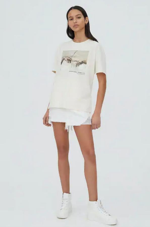 Las amantes del arte ahora pueden llevar puesto un fragmento de ‘La creación de Adán’ con esta camiseta en crudo. Y a un precio de tan solo 12,99 €.