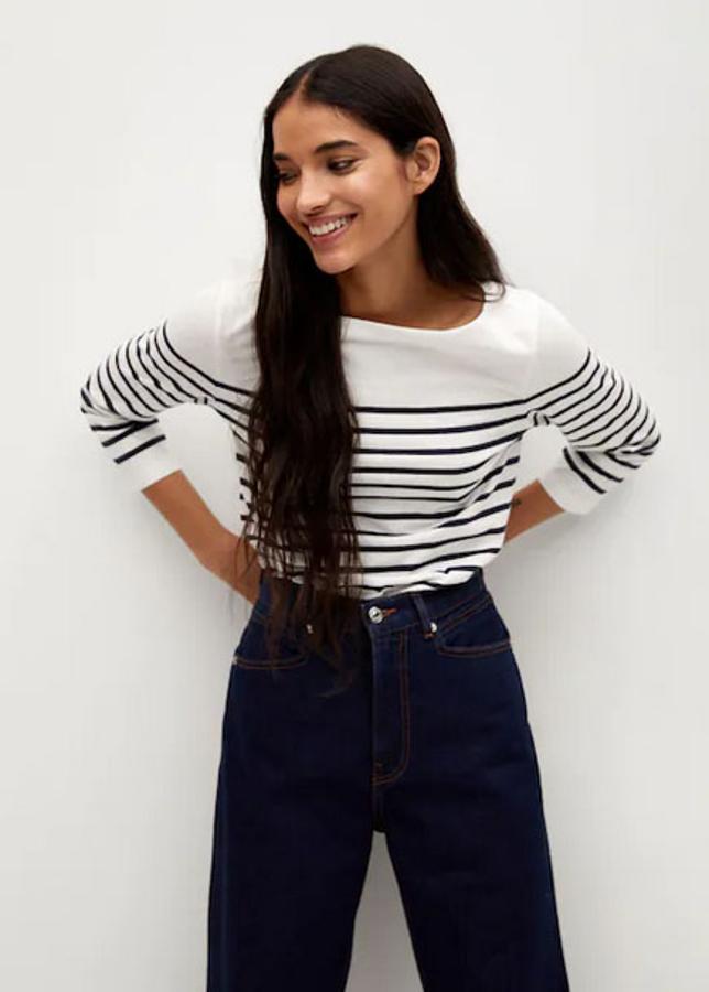 Es de corte recto, cuello barco y manga tres cuartos. Está disponible en blanco roto con rayas azules y en azul marino oscuro con rayas blancas. Su precio es de 9,99 €.