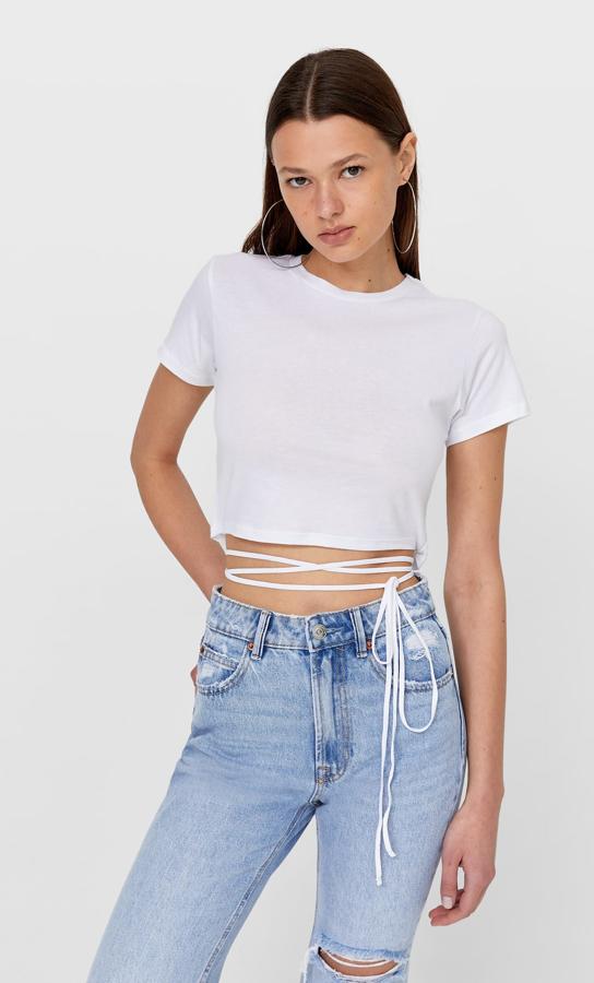 Esta camiseta corta de cuello redondo y manga corta cuenta con un cordón ajustable y está disponible en dos colores: blanco o negro. Su precio es de 7,99 €.