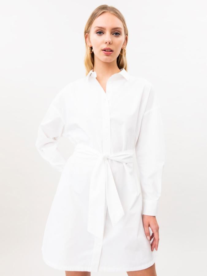 Camisa larga con cinturón (12,99 euros).