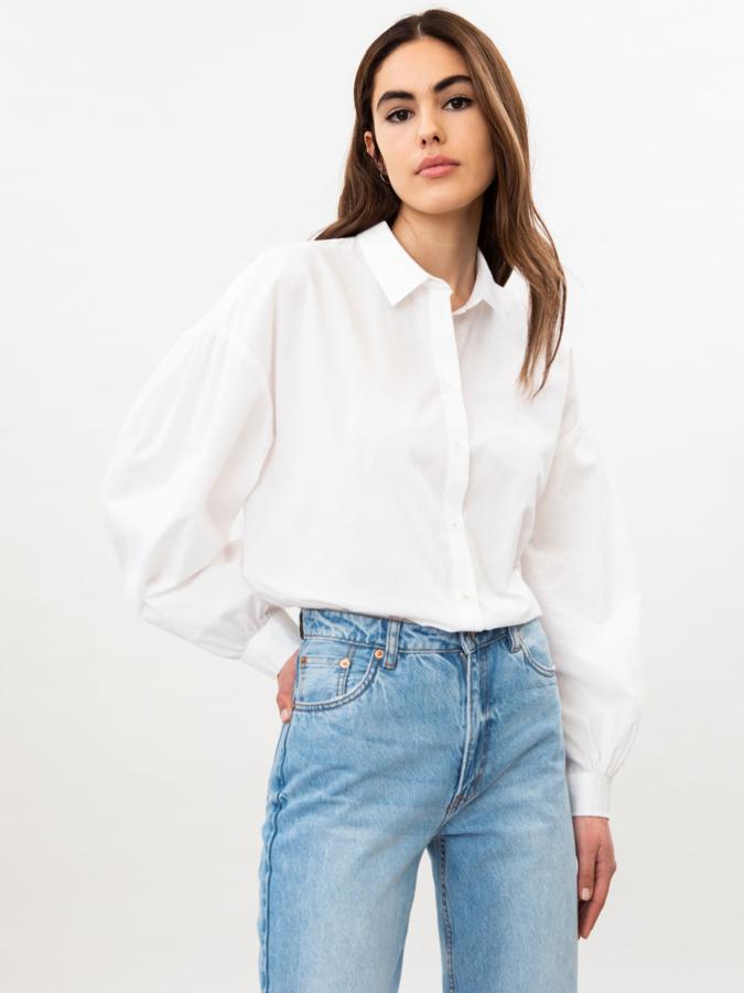 Camisa de manga larga básica con mangas abullondas (12,99 euros).