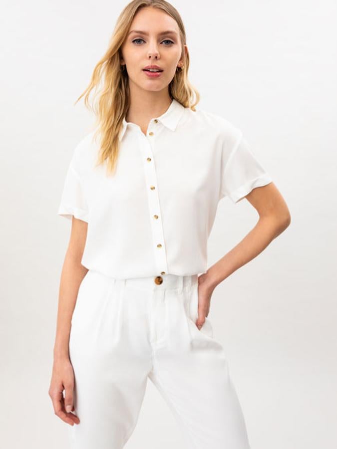 Camisa blanca de manga corta (7,99 euros).