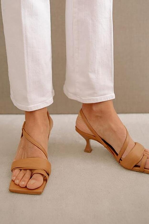 Las sandalias de Nuria Roca son de la firma Alohas.