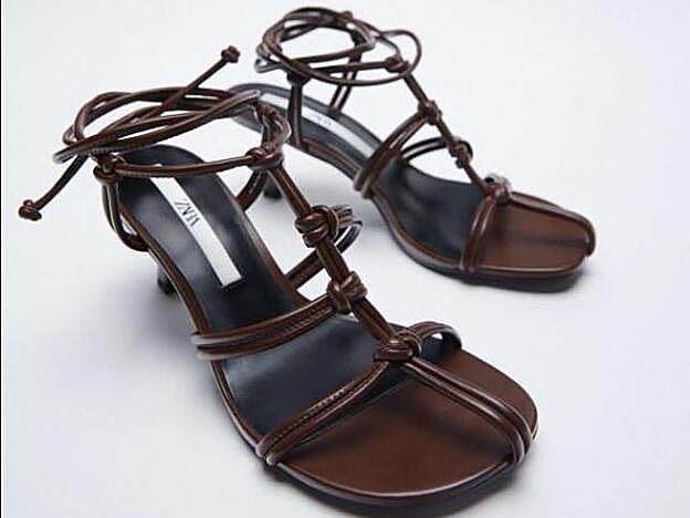 Sandalias en color marrón con nudos de Zara