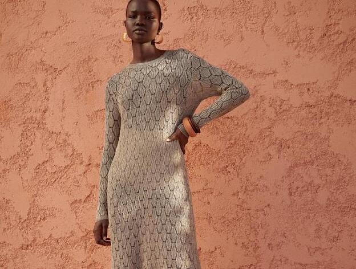 Vestido de punto calado de la nueva colección de primavera de Zara (39,99 euros). Descubre otros vestidos que llevarás sin parar esta temporada.