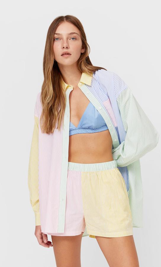 Con cuello solapa y manga larga, esta camisa boyfriend en bloques de color viene con bolsillo delantero de plastrón y bajo asimétrico con aberturas laterales. Cuesta 19,99 euros y solo queda en las tallas S, M y L.