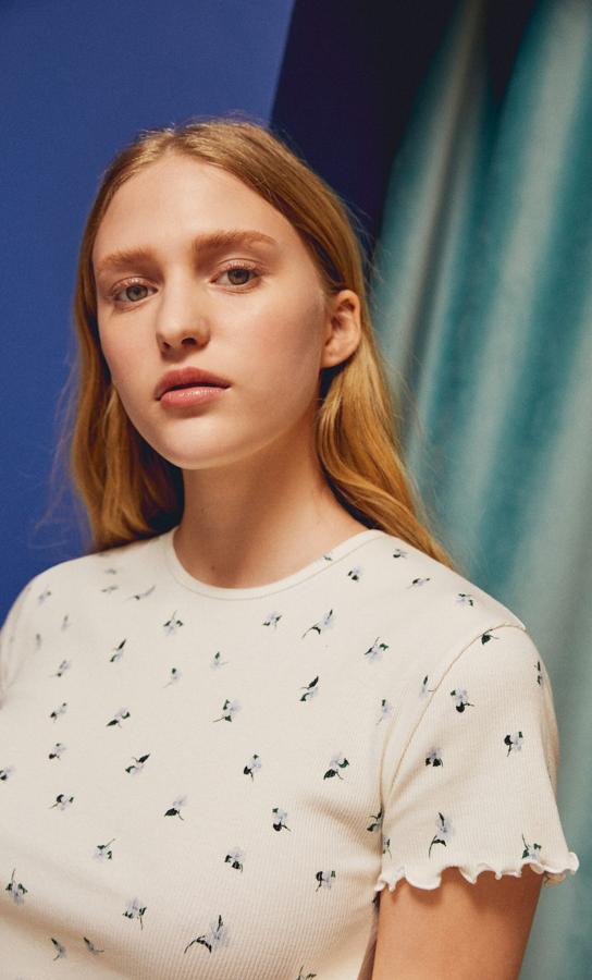Con estampado de flores en tonos azules sobre fondo blanco, esta camiseta de manga corta con escote redondo y diseño cropped cuesta 7,99 euros y podemos encontrarla en las tallas S, M y L.