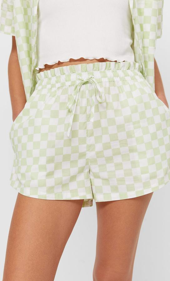 Con cintura elástica y cierre de cordón a tono, estos shorts de popelín fruncidos con estampado de cuadros en verde tienen un precio de 12,99 euros y están disponibles en las tallas S, M y L y con el estampado en rosa.