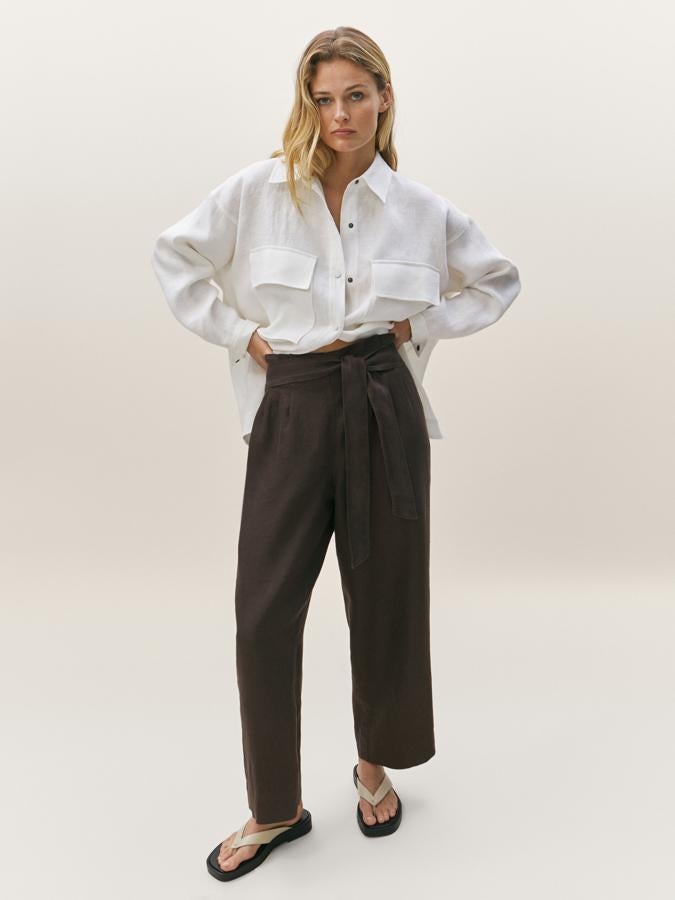 En color chocolate y de diseñor culotte con tiro alto y cinturón de lazada a tono, este pantalón de lino sostenible podemos encontrarlo entre las tallas 34 y 44 por 49,95 euros.