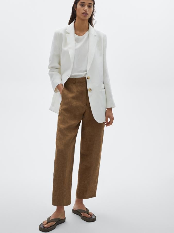 Con pernera redondeada recta por encima del tobillo, este pantalón de diseño slouchy en color tostado tiene un precio de 59,59 euros y está disponible entre las tallas 34 y 42.