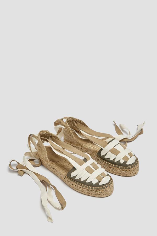 Alpargatas de esparto en color caqui y blanco con cintas para anudar al tobillo de Pull & Bear (35,99 euros)