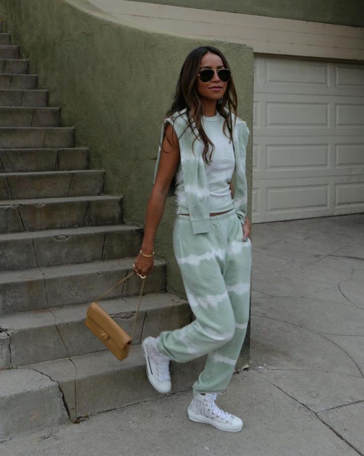 Julie Sariñana apuesta por el verde menta empolvado con este look 'sporty' con chándal tie-dye de Bandier.