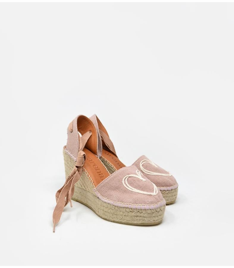 Zapatillas en color rosa empolvado con corazón bordado de Macarena Shoes (75 euros)