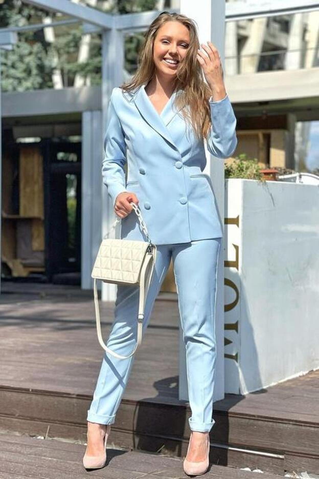 Pincha en la imagen para descubrir cinco trajes de lino perfectos para no pasar calor ni perder estilo los próximos meses.