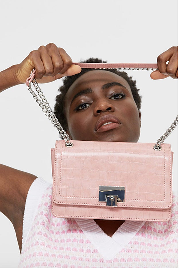 Bolso bandolera de color rosa pálido de la nueva colección de Stradivarius.