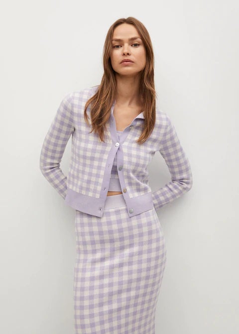 Cárdigan lila de cuadros vichy, una de la prendas que triunfa entre las famosas e influencers esta temporada. En Mango por 29,99 euros.