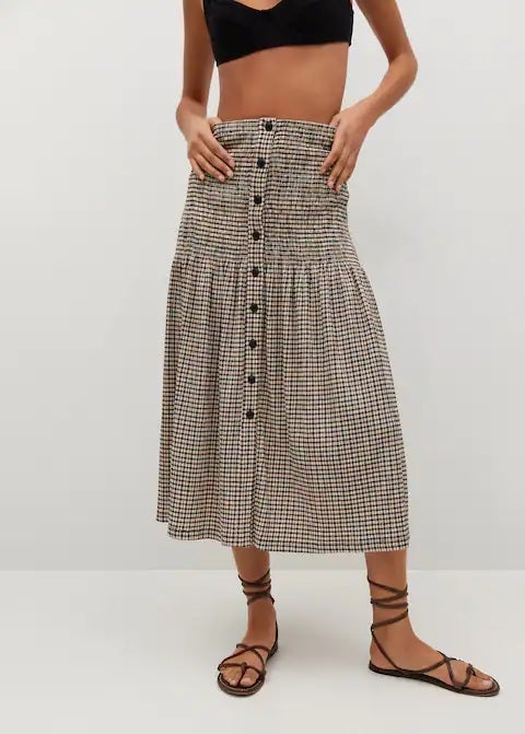 Falda acampanada con panel elástico en la cintura para lucir tipazo y cierre de botones. (25,99 euros).